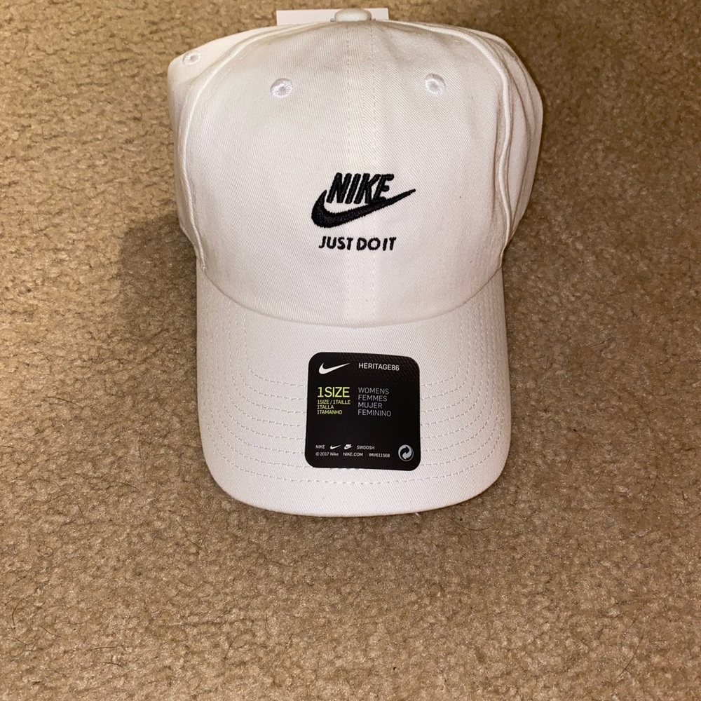 NWT Women’s Nike heritage hat